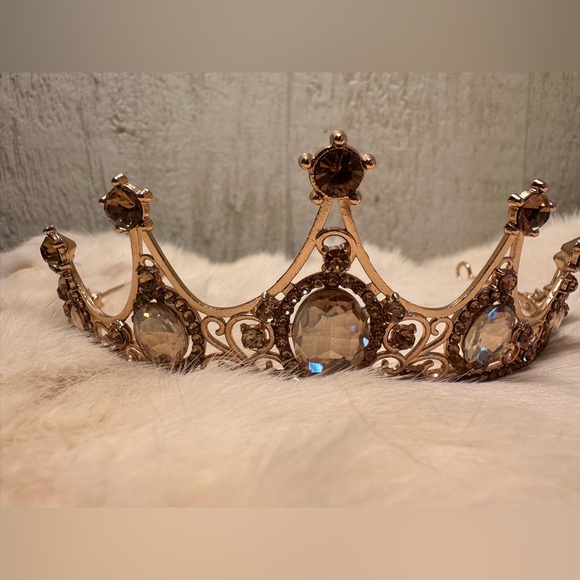 Jewelry - Gold tone Tiara with Gemstones